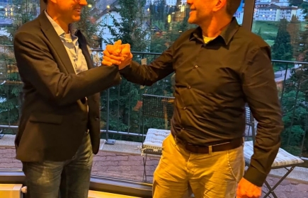 Serge Rothenbühler(links) übernimmt das Präsidentenamt und wird von Oli Schmid dazu beglückwünscht.