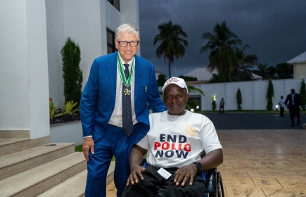 En juin, Bill Gates a rendu hommage au Chief Ayuba Gufwan, paralysé depuis son enfance à la suite d’une poliomyélite
